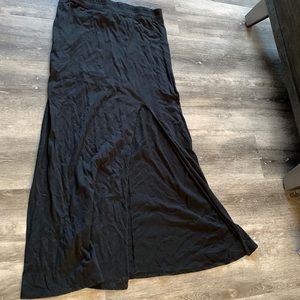 Skirt with leg slit